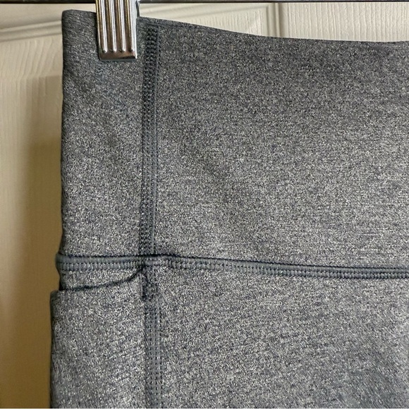 Under Armour Gray Fitted Cropped Leggings Size Small GUC - Picture 4 of 5